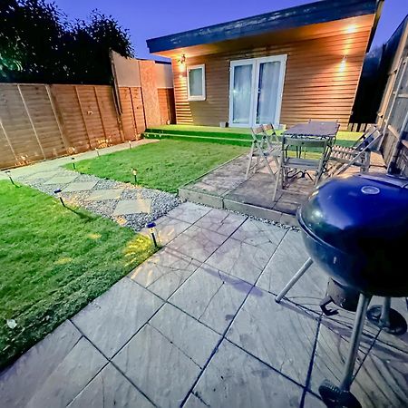 Stunning Studio Garden House - Free Wifi & Parking 헨던 외부 사진