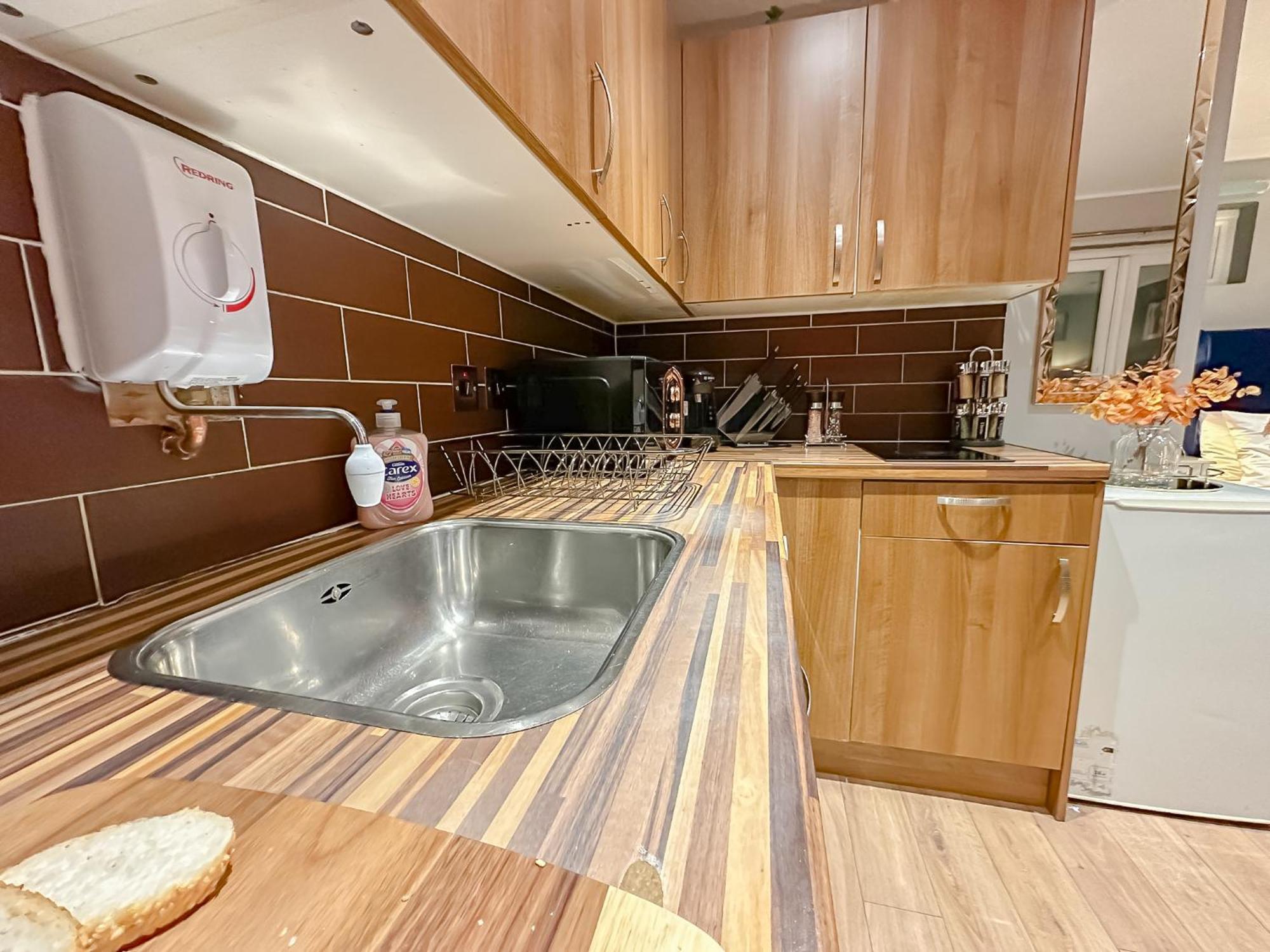 Stunning Studio Garden House - Free Wifi & Parking 헨던 외부 사진